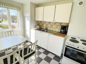 Kuchyň nebo kuchyňský kout v ubytování Cozy Archipelago Retreat in Ronneby + 15 fotografií