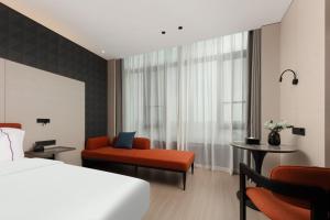 Postel nebo postele na pokoji v ubytování Tiangang MYFEEL Hotel Cicheng Branch