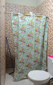 a shower curtain in a bathroom with a toilet at Hospedaria lençóis em santo amaro MA in Santo Amaro