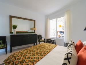 Una cama o camas en una habitación de Townhouse in Las Palmas near Playa Alcaravaneras