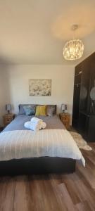Una cama o camas en una habitación de Cozy Studio Newly Furnished