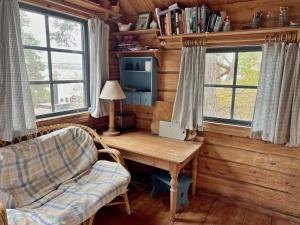 TV a/nebo společenská místnost v ubytování Seaside Cabin with Private Sauna