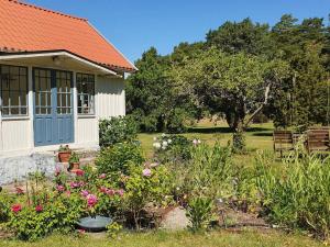 Κήπος έξω από το House with Guest Loft and Garden