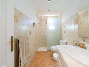 une salle de bains blanche avec toilettes et lavabo dans l'établissement Apartment in Tufia with Oceanfront Terrace, à Telde 26 autres photos
