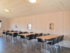 Thyborønにある4 star holiday home in Thyborønの部屋の中のテーブルと椅子の列 +40枚の写真