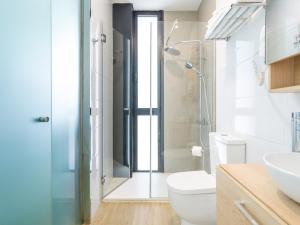 Ένα μπάνιο στο Apartment in Las Palmas by Las Canteras Beach +29 φωτογραφίες