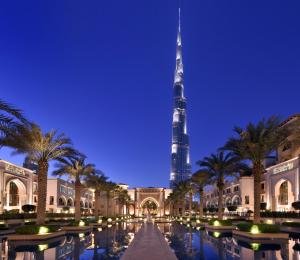 een uitzicht op de burj khalifa 's nachts bij Palace Downtown in Dubai