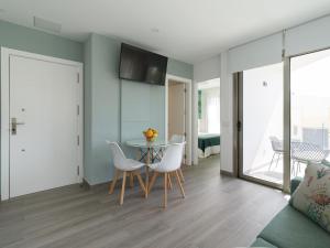 Μια τηλεόραση ή/και κέντρο ψυχαγωγίας στο Waterfront Home in Telde by Playa de Melenara