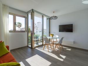 Μια τηλεόραση ή/και κέντρο ψυχαγωγίας στο Beachfront House in Telde near Playa Melenara