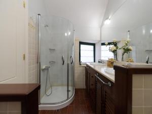 ein Badezimmer mit Dusche und Waschbecken in der Unterkunft House in Santa Brígida with Sea & Mountain Views in Santa Brígida + 37 Fotos