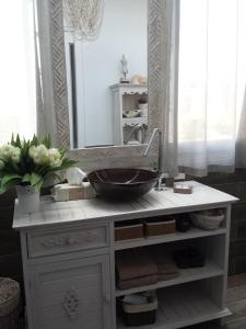 カザール・パロッコにあるB&B Le Lanterneのバスルーム(洗面台、鏡付)