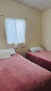 Ένα ή περισσότερα κρεβάτια σε δωμάτιο στο Hostal Casa Maros +9 φωτογραφίες