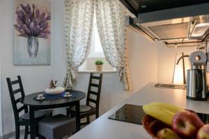 Kuchyň nebo kuchyňský kout v ubytování Apartment MiNo
