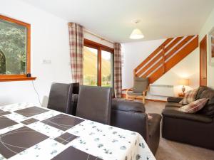una sala de estar con una mesa y sillas en Bidean Cottage - Uk41933, en Glencoe
