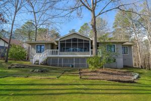 ein großes weißes Haus mit einem großen Vorgarten in der Unterkunft Golfers Getaway in Hot Springs Village