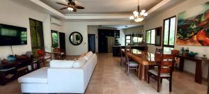 TV a/nebo společenská místnost v ubytování Private House in Playa Coronado