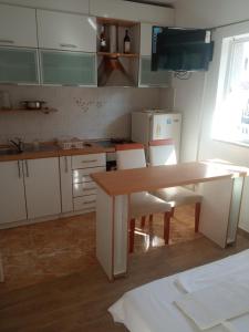 Una cocina o cocineta en Apartmani Nada i Vile igalo