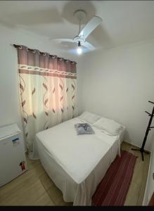 Ένα ή περισσότερα κρεβάτια σε δωμάτιο στο Suites e Quartos Em frente a Praia Grande -Na orla Flavia Alessandra