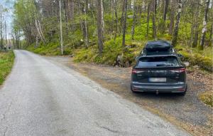 una fila di auto parcheggiate sul ciglio di una strada di 2 Bedroom Stunning Home In Kristiansand a Kristiansand Altre 7 foto