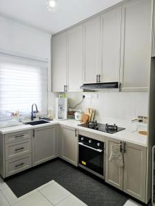Kuchyň nebo kuchyňský kout v ubytování D'Aleena Homes Sungai Petani - Homestay