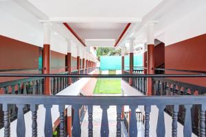 可瓦兰Hotel O Ocean Queen Palace Hotel的学校建筑的空走廊，有栏杆
