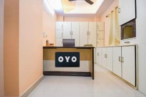 Kuchyň nebo kuchyňský kout v ubytování Super Hotel O MOHAR KUNJHA