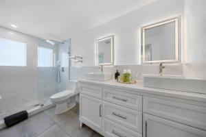 Ένα μπάνιο στο Across the Ocean only few steps from beach 4 Bedrooms independent single family home +30 φωτογραφίες