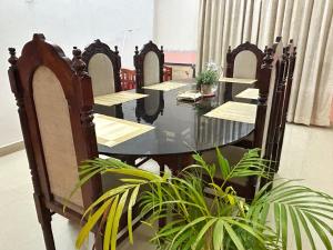 La Casa Trivandrum 4 BHK AC Luxury Villa at City Centre, Just 5 kms from Airport & 3 Kms to Trivandrum Railway Station的休息区