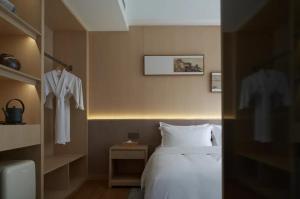Yinxitang Aesthetic Life Courtyard Hotel Kuanzhai Alley People's Park Subway Station Branch房間的床