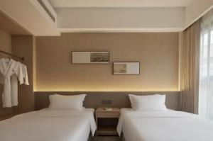 Yinxitang Aesthetic Life Courtyard Hotel Kuanzhai Alley People's Park Subway Station Branch房間的床