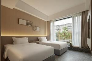 Yinxitang Aesthetic Life Courtyard Hotel Kuanzhai Alley People's Park Subway Station Branch房間的床