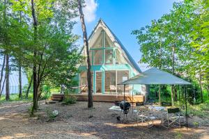 una piccola casa con una tenda davanti di ALOHA GLAMPING RESORT Sakai a Sakai
