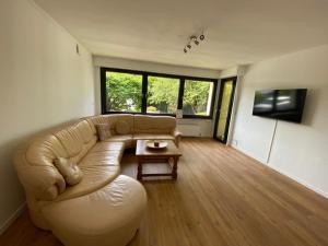 Μια τηλεόραση ή/και κέντρο ψυχαγωγίας στο Apartment in Adenau