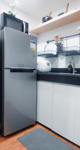 Η κουζίνα ή μικρή κουζίνα στο Group Stay for 6 with 3 Bunk Beds, Kitchen, Wi-Fi & Netflix, Near MRT Boni