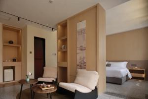 Yinxitang Aesthetic Life Courtyard Hotel Kuanzhai Alley People's Park Subway Station Branch房間的床