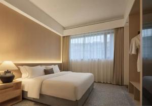 Yinxitang Aesthetic Life Courtyard Hotel Kuanzhai Alley People's Park Subway Station Branch房間的床