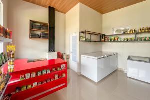 Η κουζίνα ή μικρή κουζίνα στο Urbanview Hotel Dieng Chill House Syariah