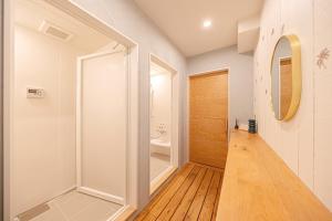 un corridoio con una porta che conduce a un bagno di ALOHA GLAMPING RESORT Sakai a Sakai Altre 158 foto