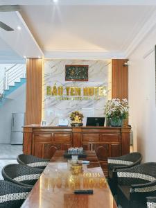 a restaurant with a bar sign on a wall at Bảo Yến HOTEL in Bản Khe Rạn