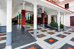 可瓦兰Hotel O Ocean Queen Palace Hotel的带有柱子和瓷砖地板的建筑物大厅