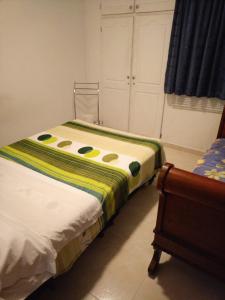 HABITACION CERCA AL AEROPUERTO客房内的一张或多张床位