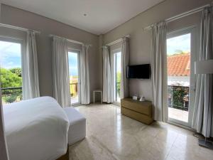 Televiisor ja/või meelelahutuskeskus majutusasutuses Hotel Boutique Bovedas de Santa Clara By Accor