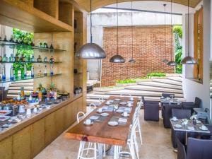 Restoran või mõni muu söögikoht majutusasutuses Hotel Boutique Bovedas de Santa Clara By Accor