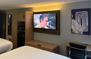 TV a/nebo společenská místnost v ubytování Super 8 by Wyndham Mankato