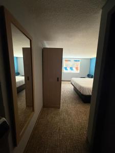 Postel nebo postele na pokoji v ubytování Super 8 by Wyndham Mankato