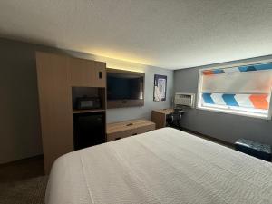 Postel nebo postele na pokoji v ubytování Super 8 by Wyndham Mankato
