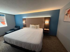 Postel nebo postele na pokoji v ubytování Super 8 by Wyndham Mankato