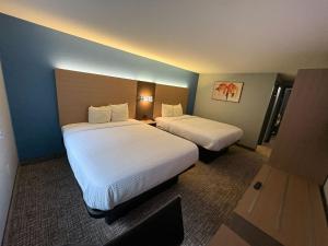 Postel nebo postele na pokoji v ubytování Super 8 by Wyndham Mankato
