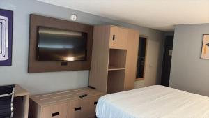 Postel nebo postele na pokoji v ubytování Super 8 by Wyndham Mankato