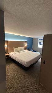 Postel nebo postele na pokoji v ubytování Super 8 by Wyndham Mankato